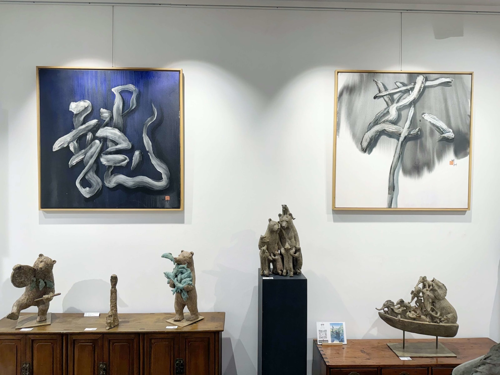 dragon chinese calligraphy painting acrylic on canvas blue painting abstract art eastern art contemporary chinese painting Art Yi gallery Brussels art gallery Sophie Verger bear sculpture elephant sculpture animal art