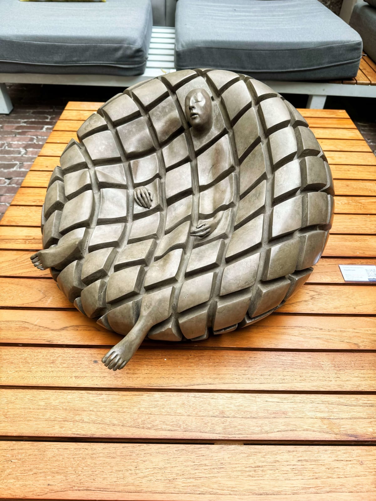 Songe zwemsculptuur Isabel Miramontes tuinsculptuur tuinontwerp tuindecoratie kunst hedendaagse beeldhouwkunst bronzen sculptuur interieurontwerp in hotel Barsey door Warwick Art Yi-galerij Kunstgalerij in Brussel