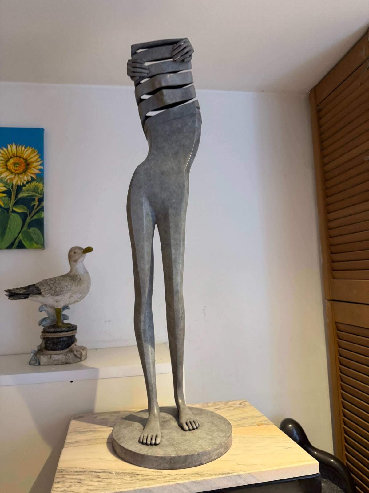 Isabel miramontes sculpture contemporaine en bronze art abstrait sculpture décoration design minimalisme intimidad une femme nue sculpture sortant de sa suite de bain au bord de la mer