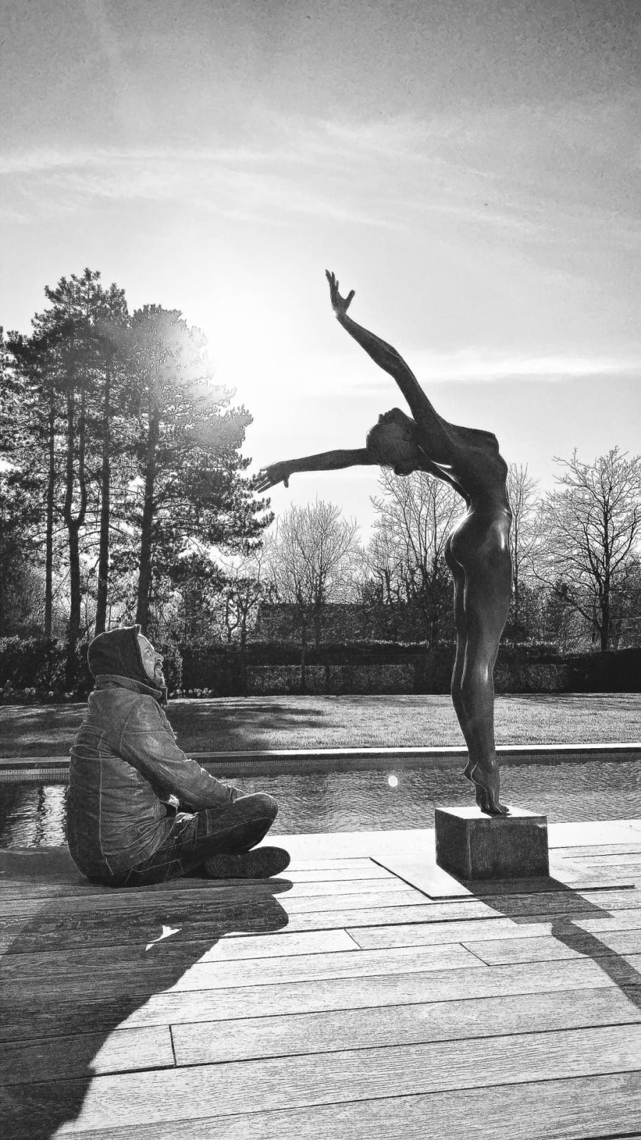 Shake it all off Marc de Corte dancing woman sculpture dance sculpture girl sculpture garden sculpture bronze sculpture contemporary sculpture Art Yi gallery Brussels art gallery