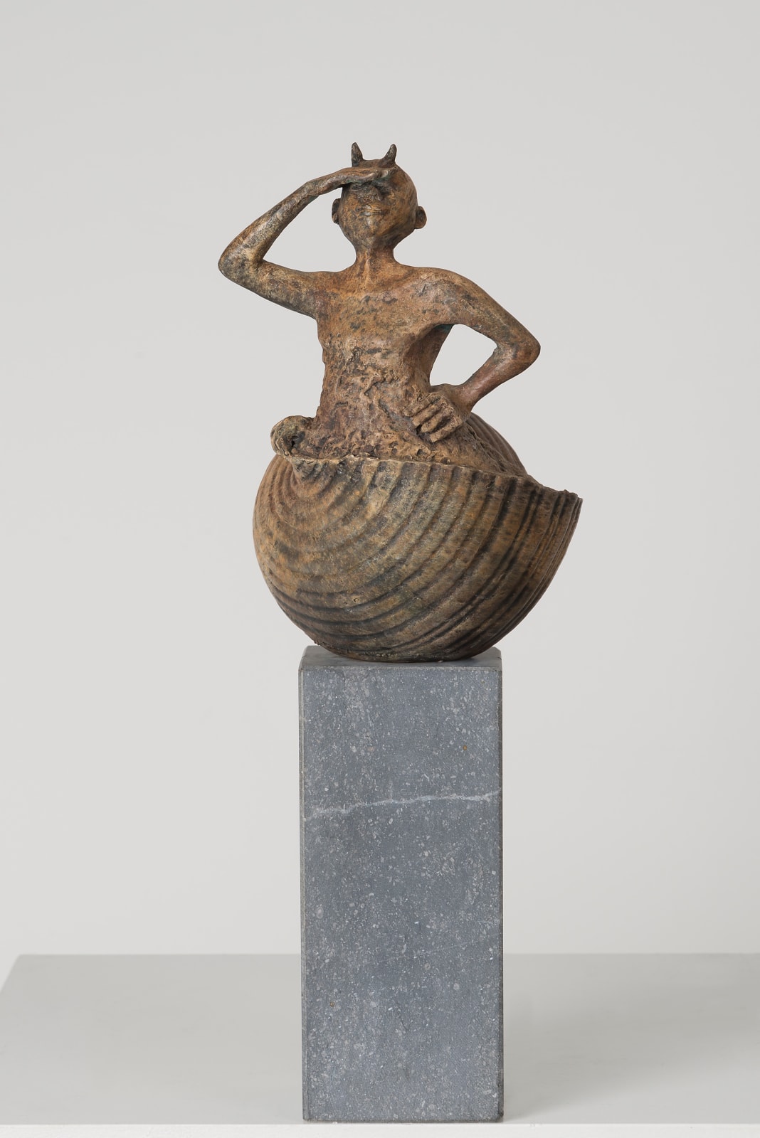 Escargot lieven d'haese sculpture contemporaine en bronze sculpture escargot sculpture animalière sculpture enfant sculpture volante enfance Art Yi galerie d'art à bruxelles