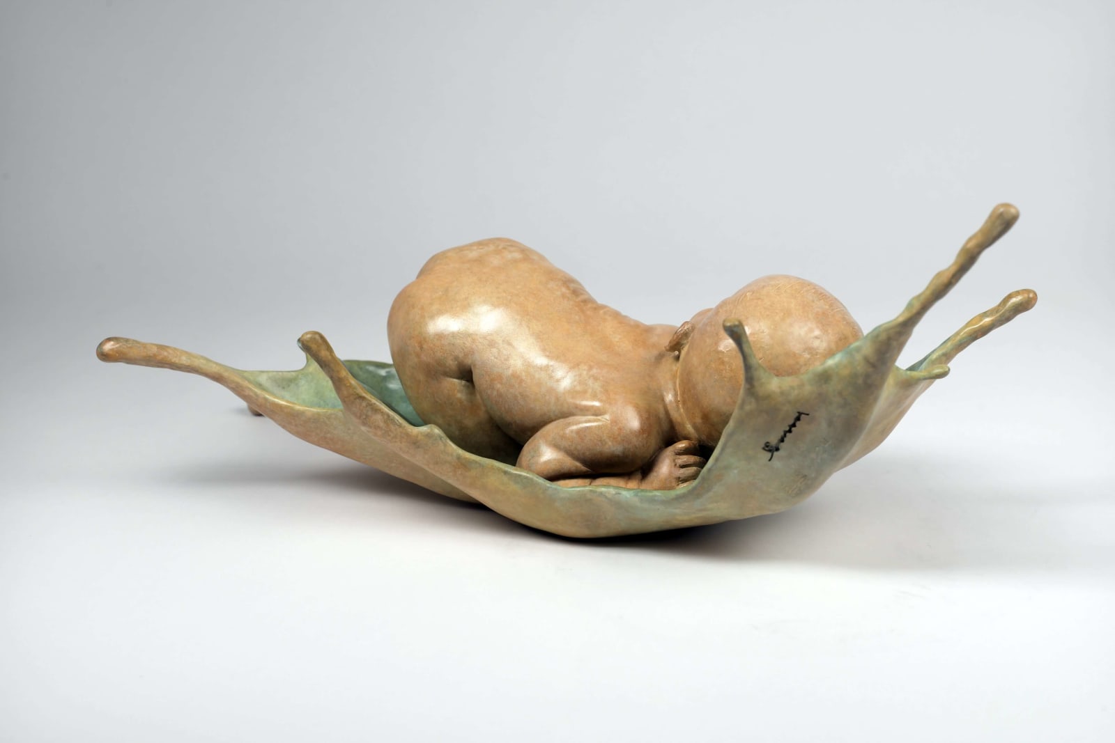 Süße Träume Babyskulptur Liang Binbin süßes Baby schläft auf blauem Wasser Bronzeskulptur zeitgenössische Skulptur Art Yi Galerie Brüsseler Kunstgalerie