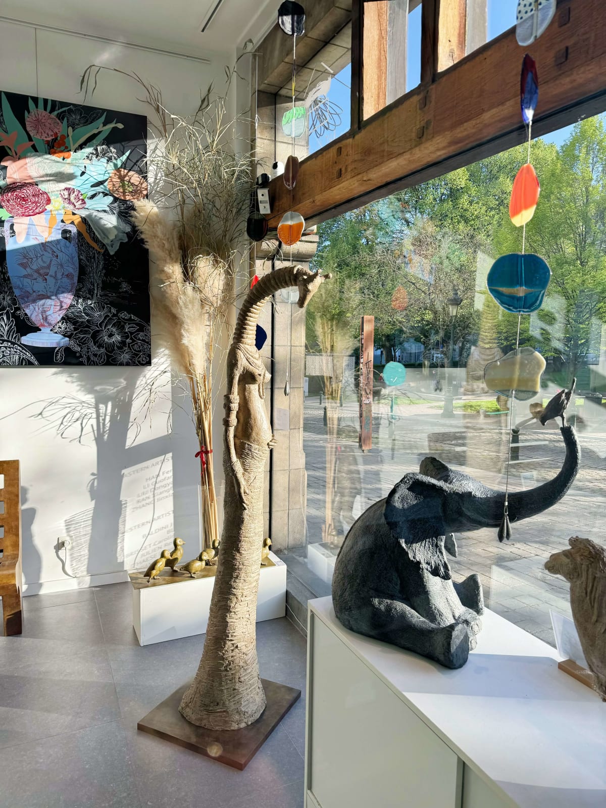 schwangere Giraffenmädchenskulptur Sophie Verger Giraffenskulptur Tierskulptur Gartenskulptur Gartenkunst Gartendekoration und Elefantenskulptur Art Yi-Galerie Brüsseler Kunstgalerie