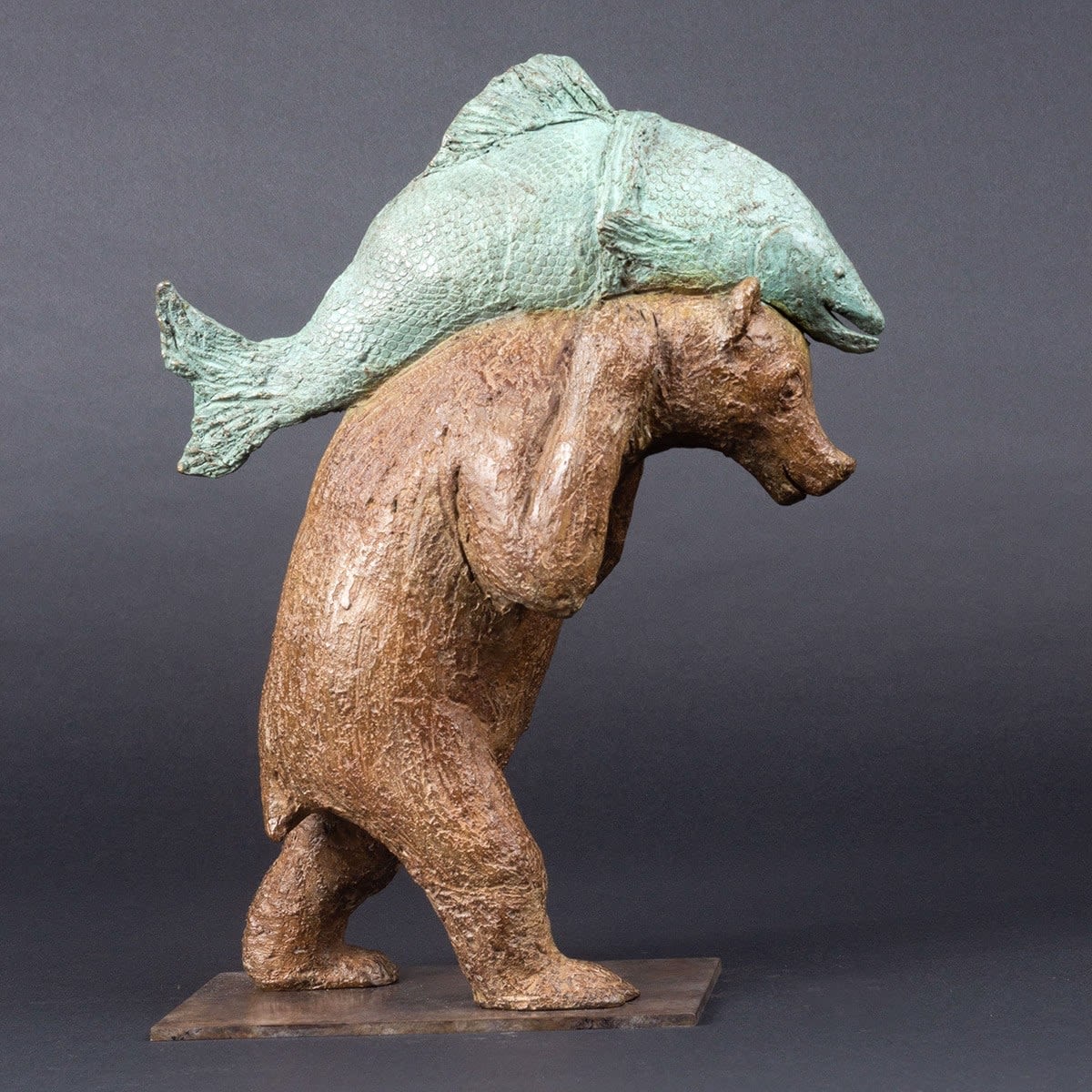 Een beer genaamd Sisyphus schattig en schattig dier eigentijds bronzen beerbeeldhouwwerk dat een vis sophie verger draagt