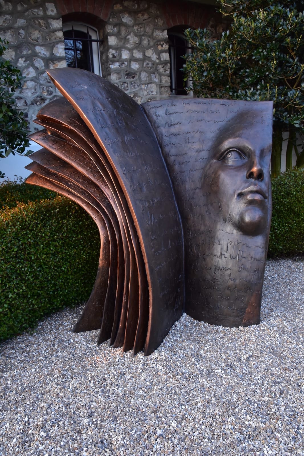 guardare avanti scultura bronzo contemporanea scultura viso scultura libro paola grizi scultura italiana giardino scultura arte yi galleria d'arte di bruxelles