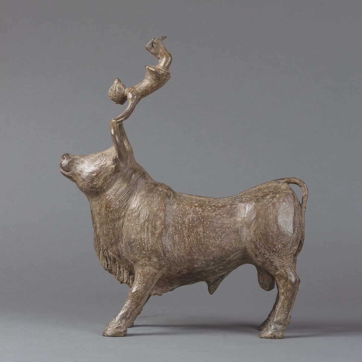 Nell'arena o il mio toro preferito bambino carino e adorabile animale scultura contemporanea di bue in bronzo sophie verger