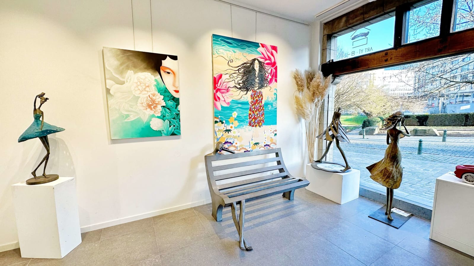 jade wang jojo chinese hedendaagse schilderkunst blauw olieverf peking opera chinese vrouw blauwe jurk sculptuur isabel miramontes tuin sculptuur art yi brusselse kunstgalerij