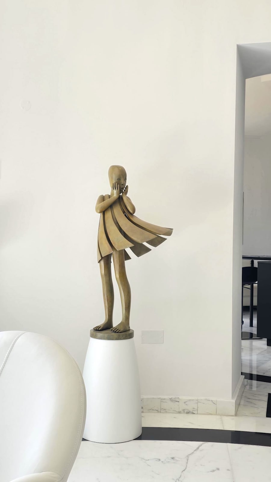 Engel passeert Isabel Miramontes dansend meisje sculptuur monumentale sculptuur tuinsculptuur hedendaagse bronzen sculptuur een mooi meisje verrast door haar jurk die door de wind wordt opgeblazen Art Yi-galerij Kunstgalerij Brussel