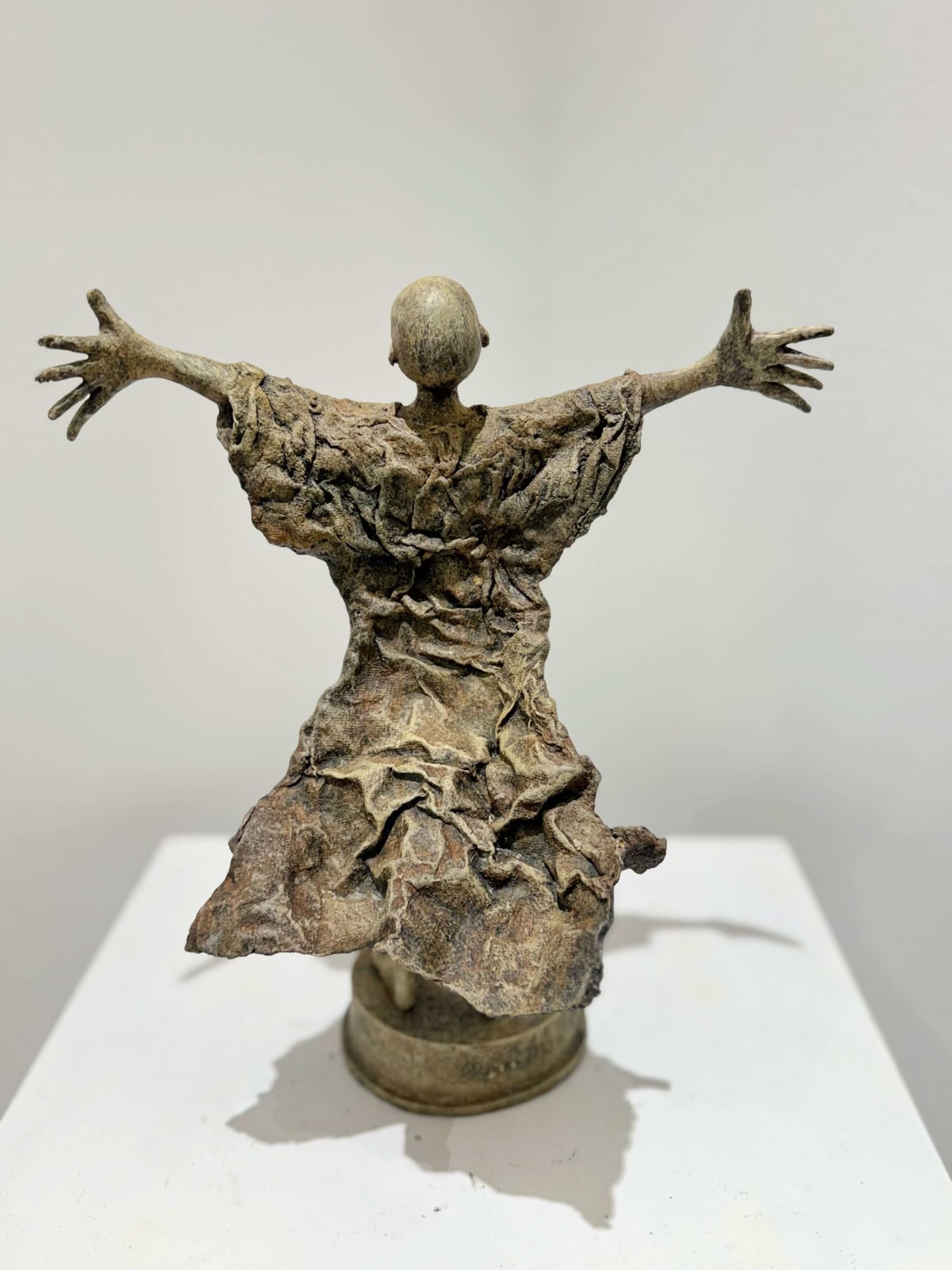 IIXV Lieven d'Haese contemporary bronze sculpture of a boy opening his arm against the wind to embrace a new adventure. A child's sculpture, a sculpture of childhood dreams. Art Yi art gallery in Brussels.