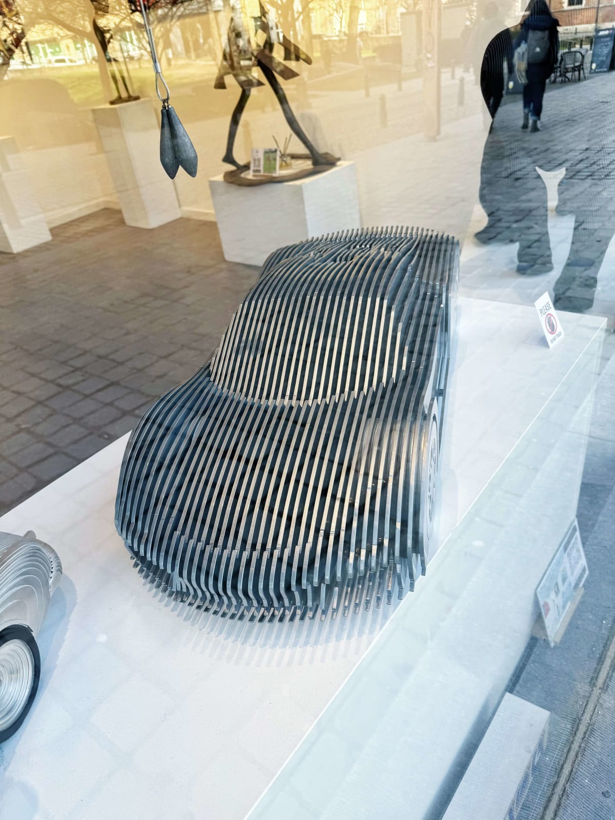 Porsche fantaisie bleu sculpture de voiture de course Jean Paul Kala sculpture contemporaine amateur de voiture Galerie Art Yi Galerie d'art de Bruxelles