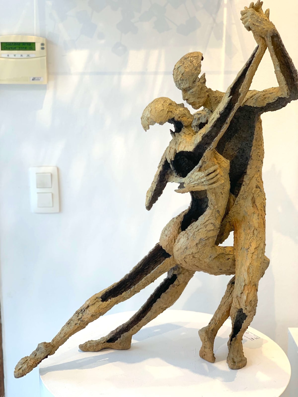 un couple amoureux danse tango sculpture galerie d'art jacques van den abeele à bruxelles