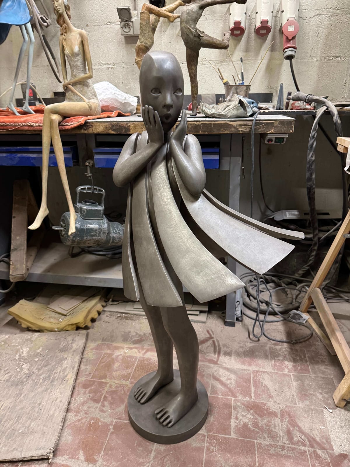 Ange passe Isabel Miramontes sculpture de danseuse sculpture monumentale sculpture de jardin sculpture contemporaine en bronze une belle fille surprise de sa robe soufflée par le vent Galerie Art Yi Galerie d'art de Bruxelles