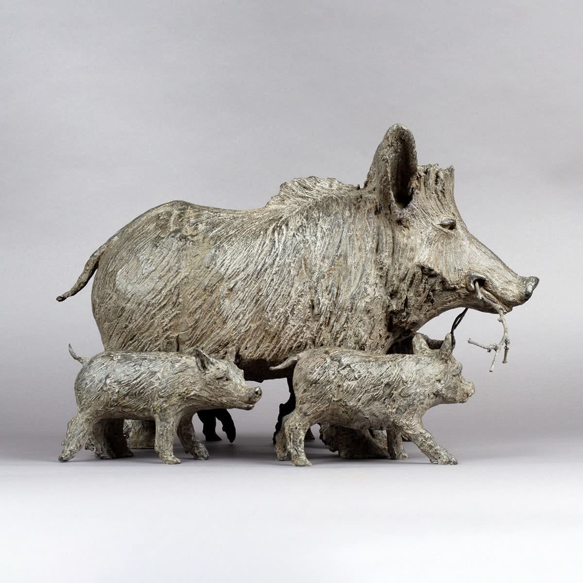 En Forêt de Hez - Laie et Marcassins forêt de Hez cochon heureux sanglier sculpture contemporaine en bronze gardern design d'intérieur galerie d'art sophie verger bruxelles