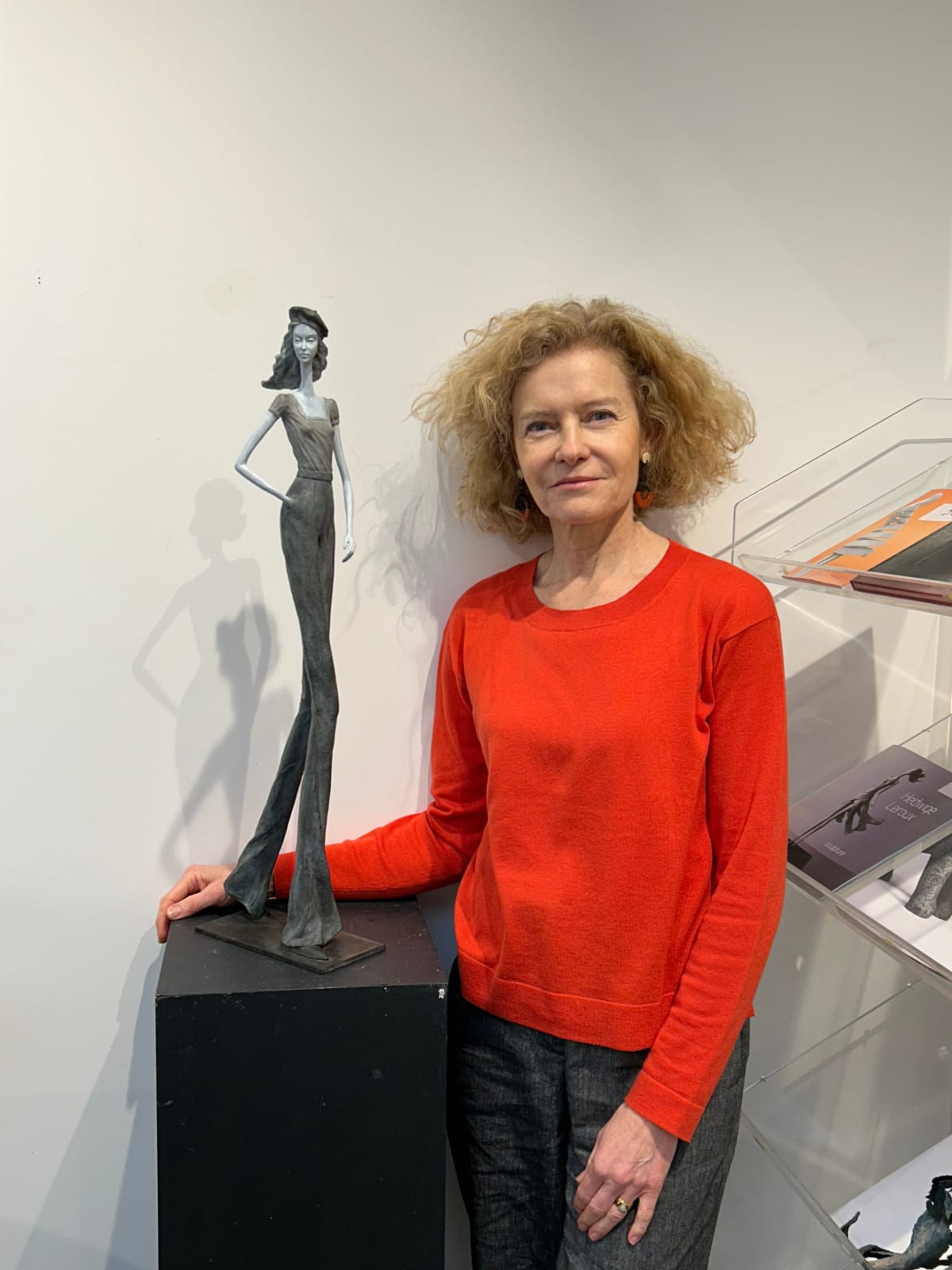 Montmartre scultura donna contemporanea scultura ragazza parigina Hedwige Leroux scultura in bronzo scultura donna contemporanea scultura ragazza cittadina sono Galleria Art Yi Galleria d'arte di Bruxelles