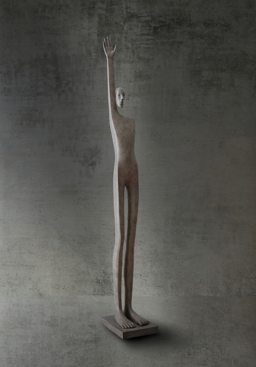 a raised hand isabel miramontes contemporary bronze sculpture figurative sculpture art Art Yi gallery Brussels art gallery
