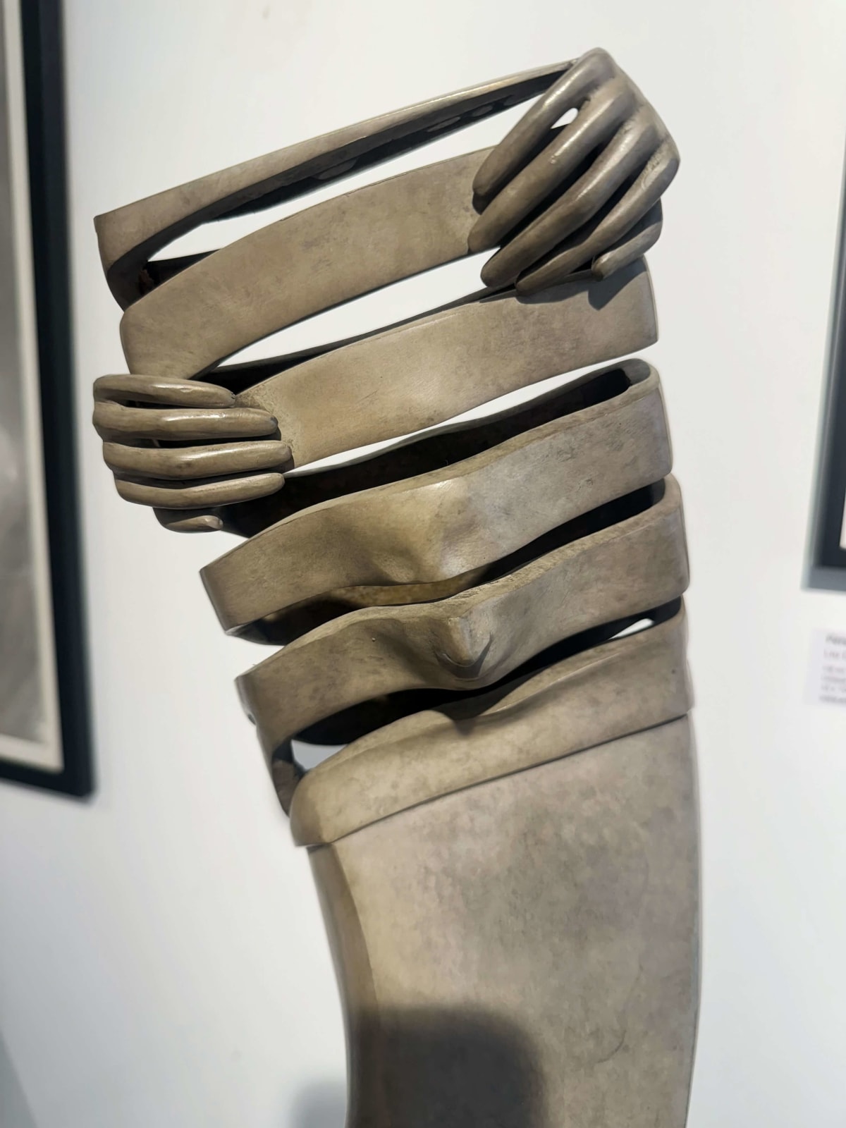 Isabel Miramontes hedendaagse bronzen sculptuur abstracte kunst sculptuur decoratie design minimalisme intimideerde een naakte vrouw sculptuur die uit haar zwempak aan zee komt