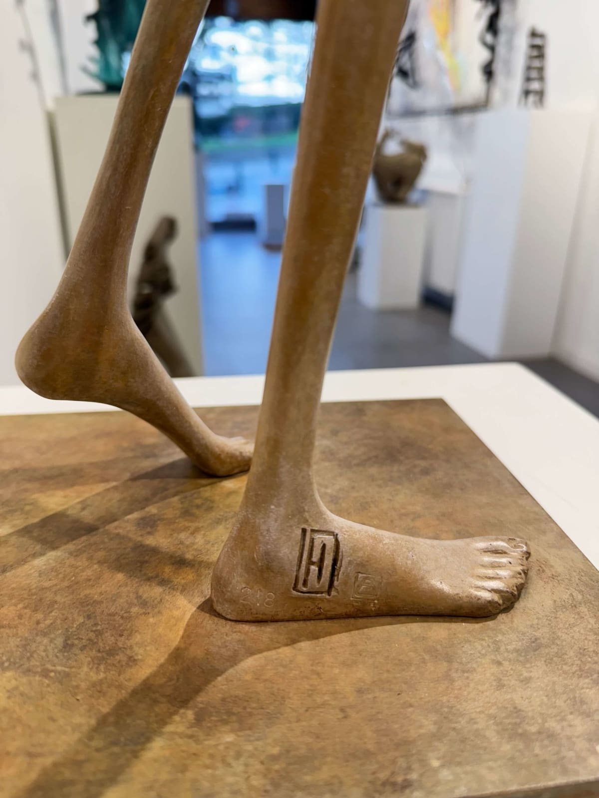 Maanlicht dansend meisje sculptuur van Hedwige Leroux hedendaagse bronzen sculptuur danseres vrouw sculptuur een meisje in een groene jurk die vrijelijk danst Art Yi galerie in Brussel