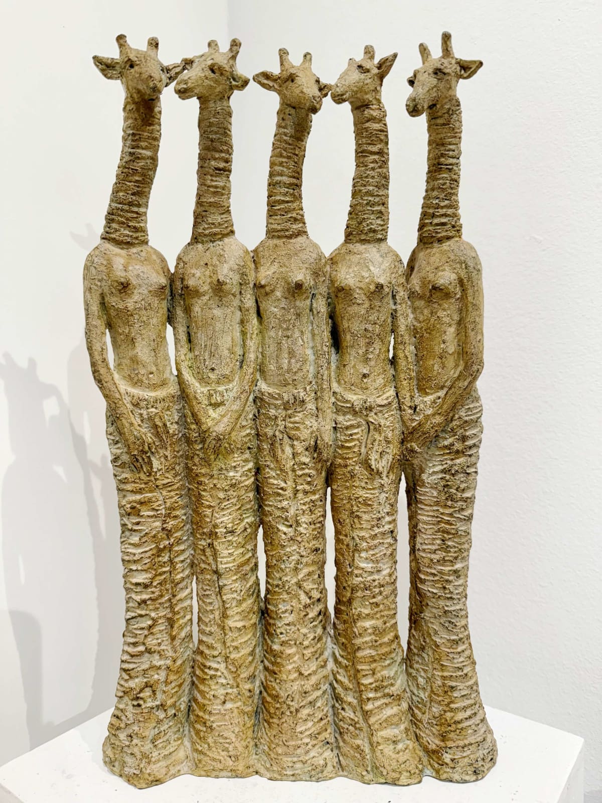 Giraffenskulptur mit fünf jungen Damen, hübsche stehende Giraffen im Kleid, Sophie Verger, zeitgenössische bronzene Tierskulptur, Schreibtischkunst, Dekoration, Art Yi, Brüsseler Kunstgalerie