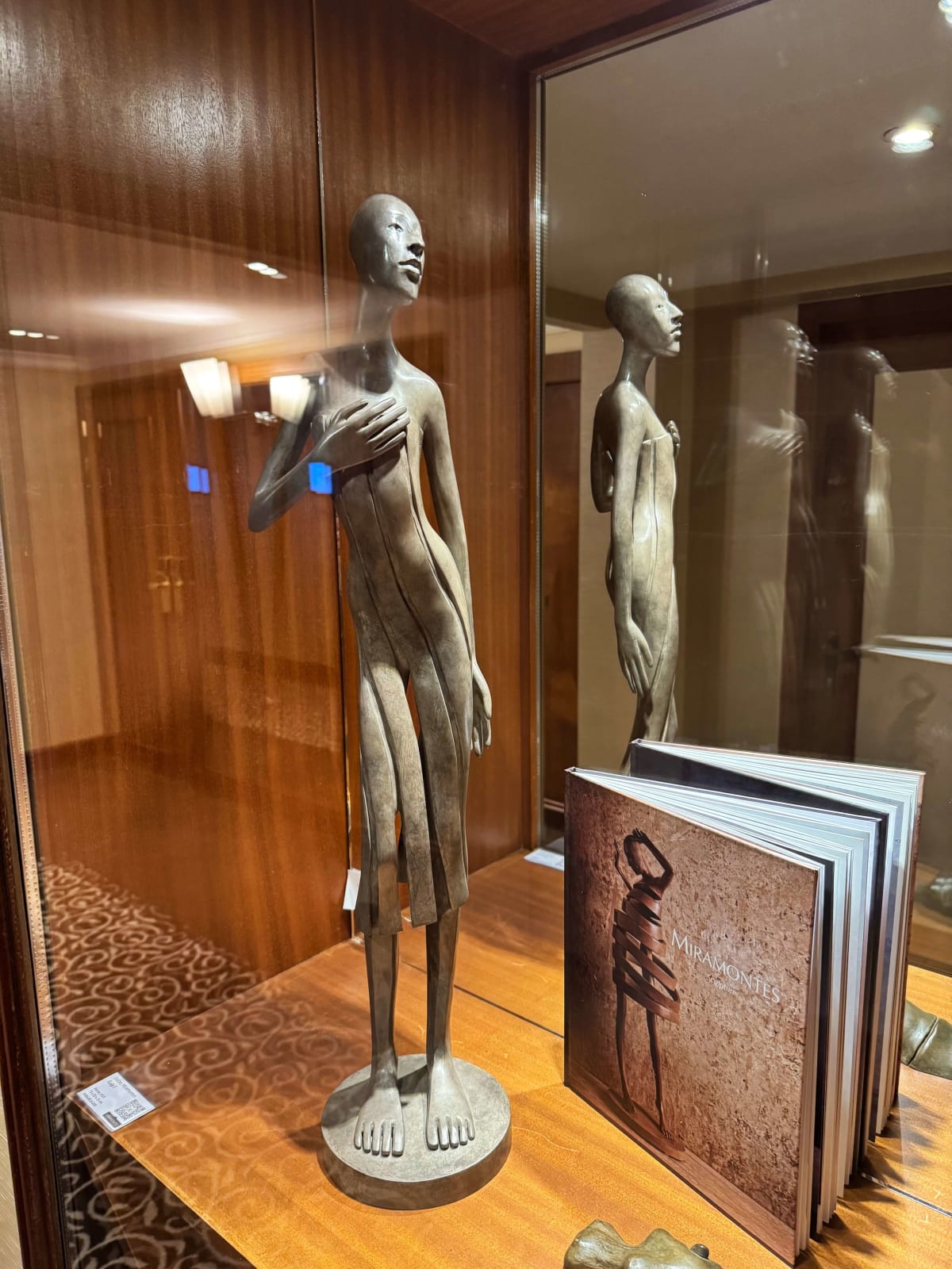 Callipyge-Frauenskulptur von Isabel Miramontes, zeitgenössische Skulptur, Bronzeskulptur, eine schöne Frau im Kleid, Skulptur, Kunst, Skulpturensammlung Art Yi-Galerie Brüsseler Kunstgalerie