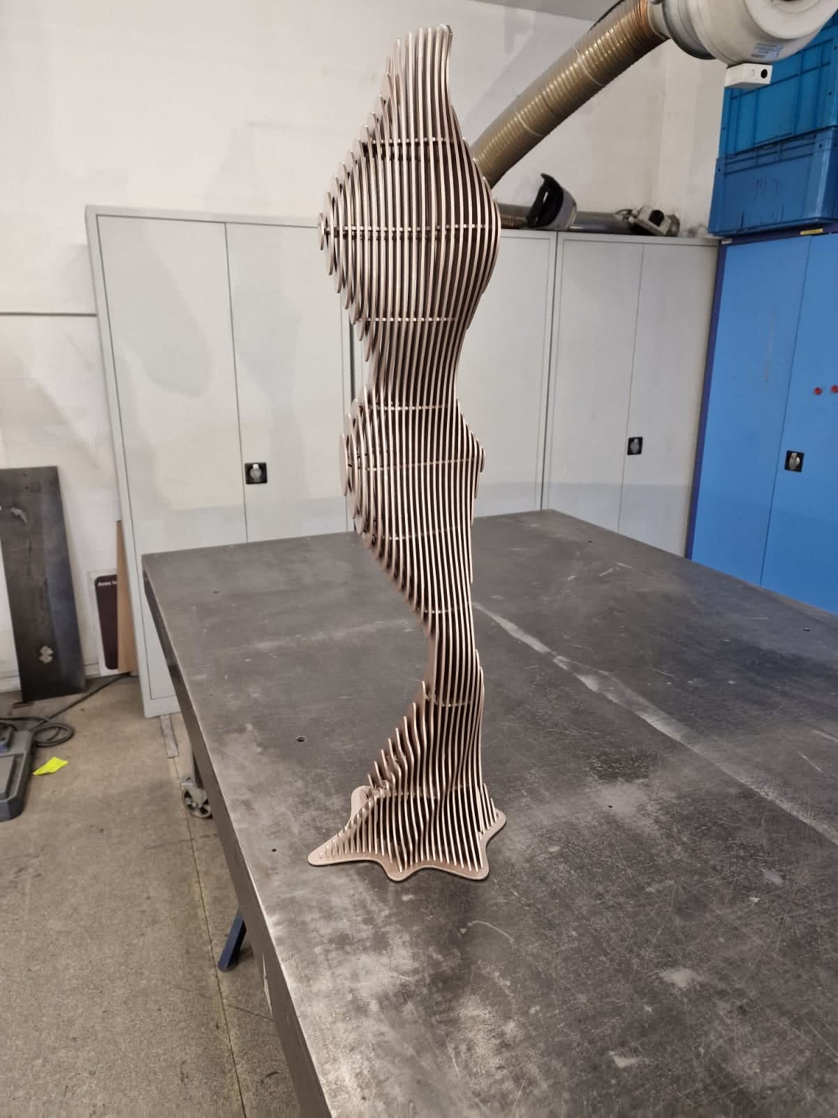 Krysty jean paul kala eigentijdse beeldhouwkunst een staande vrouw beeldhouwkunst tuinbeeldhouwkunst tuinontwerp metaalkunst Art Yi figuratieve sculptuur kunstgalerie in brussel