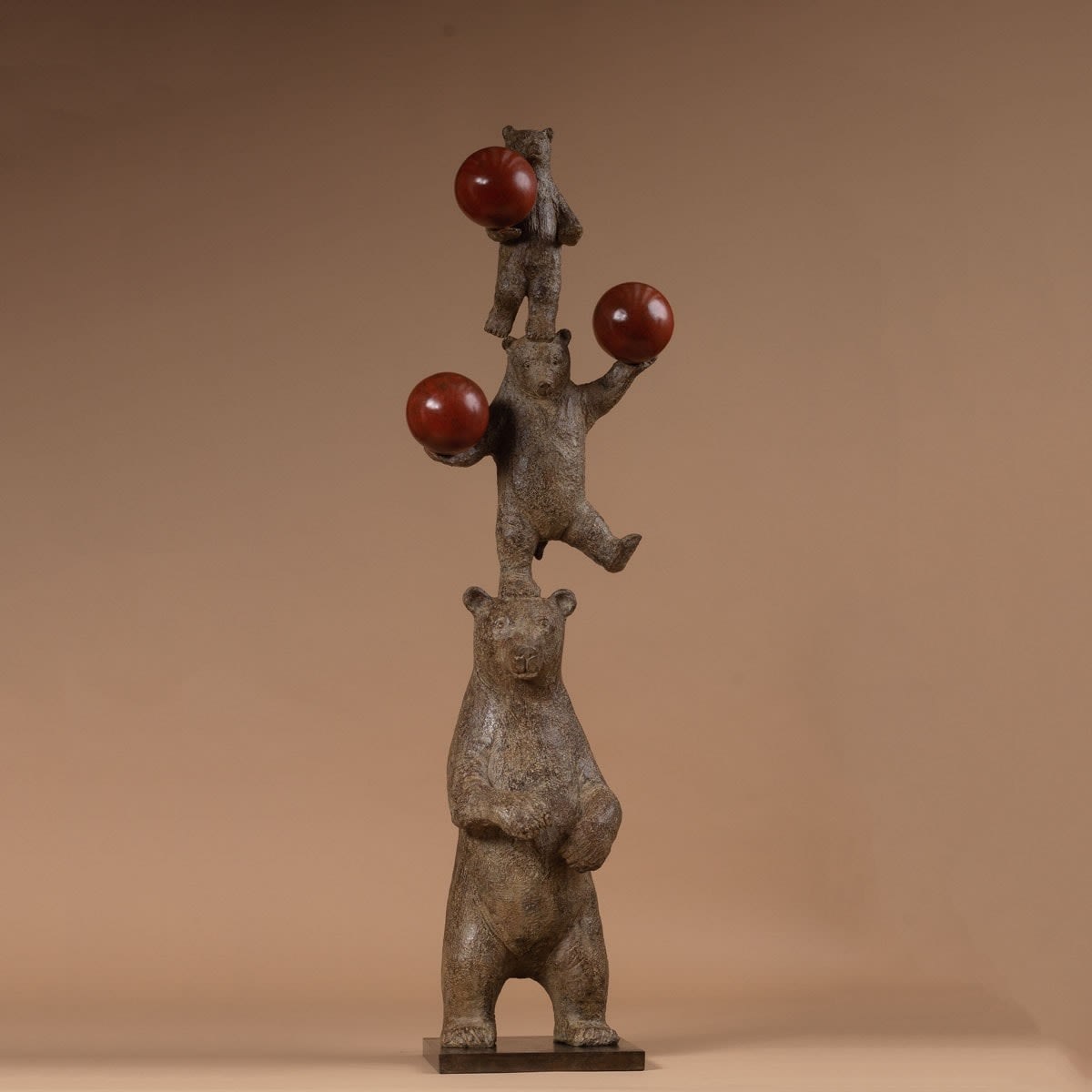 Bears column with three balloons Sophie Verger animal sculpture bear sculpture bear lover adorable bear garden sculpture tour sculpture contemporary sculpture bronze sculpture Art Yi gallery Brussels art gallery