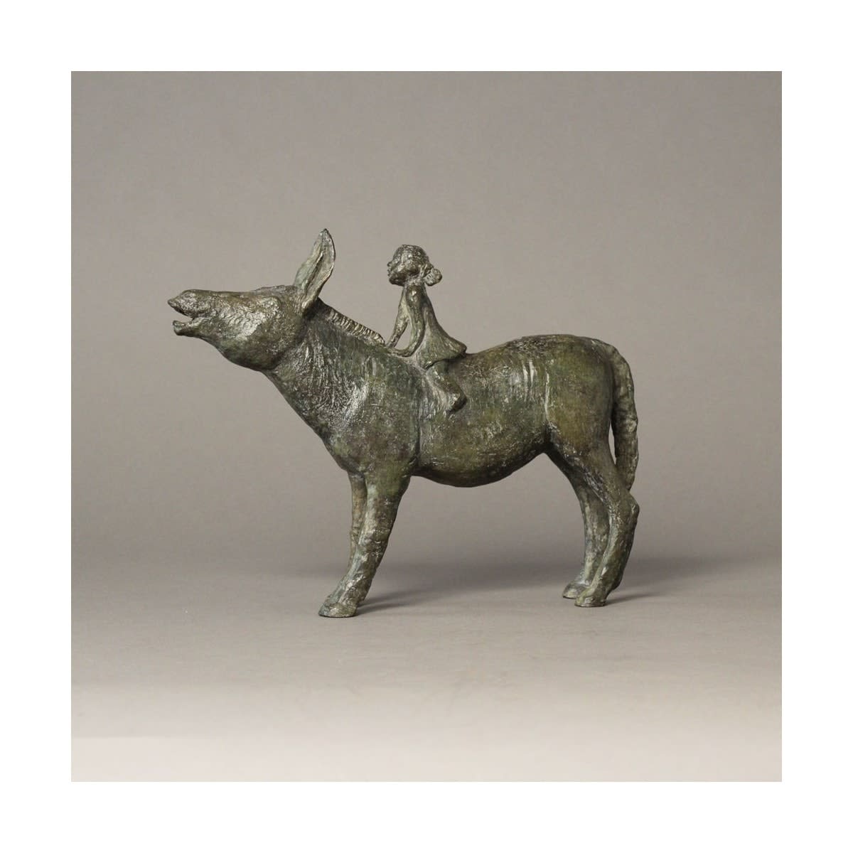 Esel und das kleine Mädchen Sophie Verger schöne Bronzeskulptur von Esel und Mädchen Skulptur Tierskulptur zeitgenössische Skulptur Kunst Zur Galerie Brüsseler Kunstgalerie