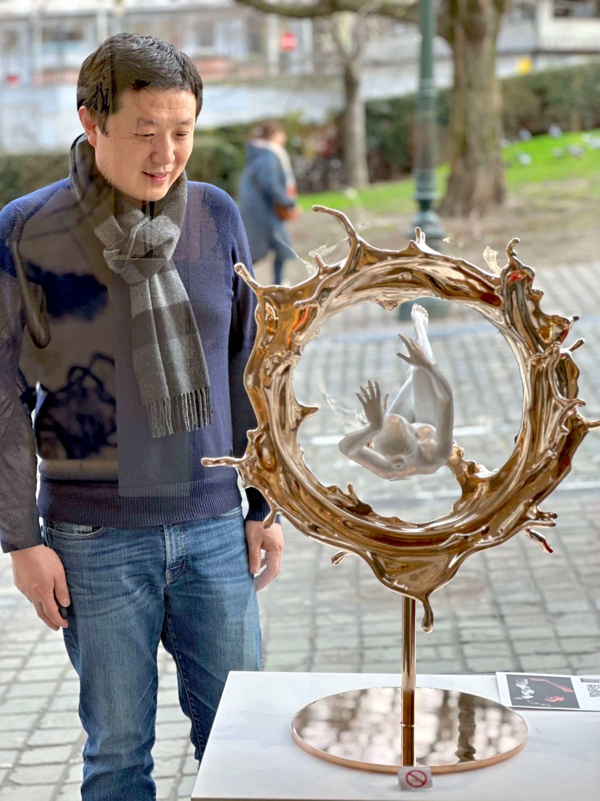 Floating of thoughts contemporary bronze sculpture godern sculpture of a circle of water and a white naked swimming woman from Liang Binbin Chinese artist sculptor