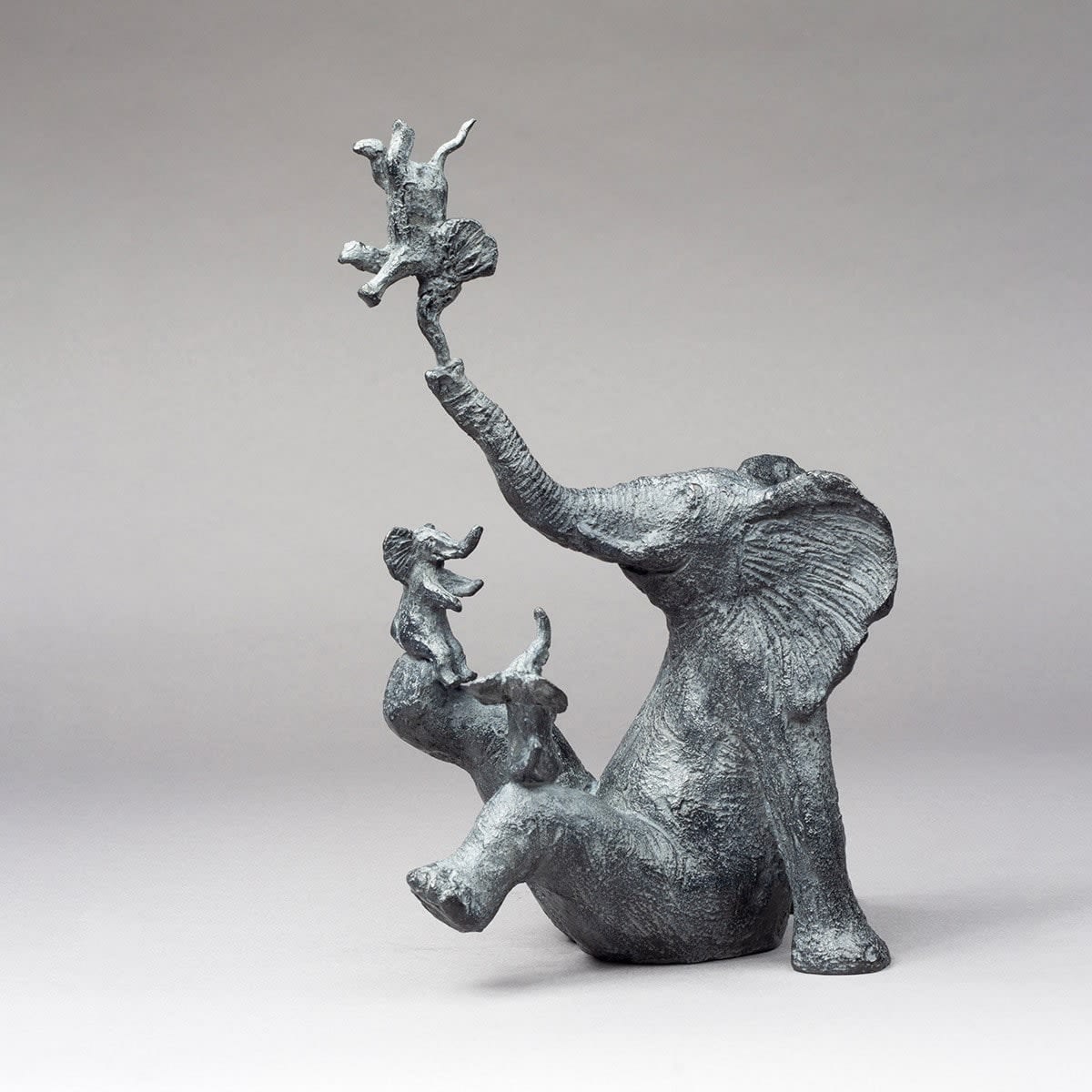 En Afrique ou quatre elephants heureux sculpture contemporaine en bronze jardin design d'intérieur galerie d'art sophie verger bruxelles