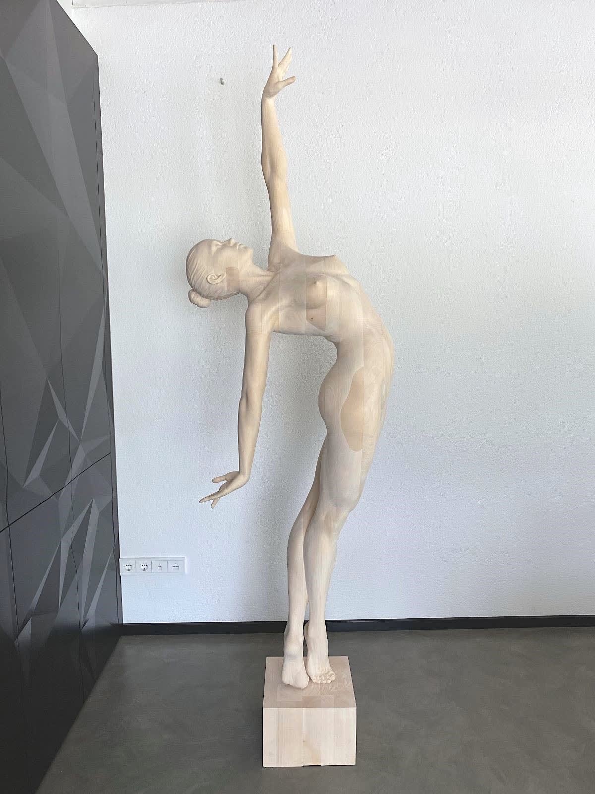 Reach out Marc de Corte dancing woman sculpture dance sculpture girl sculpture garden sculpture wood sculpture contemporary sculpture Art Yi gallery Brussels art gallery