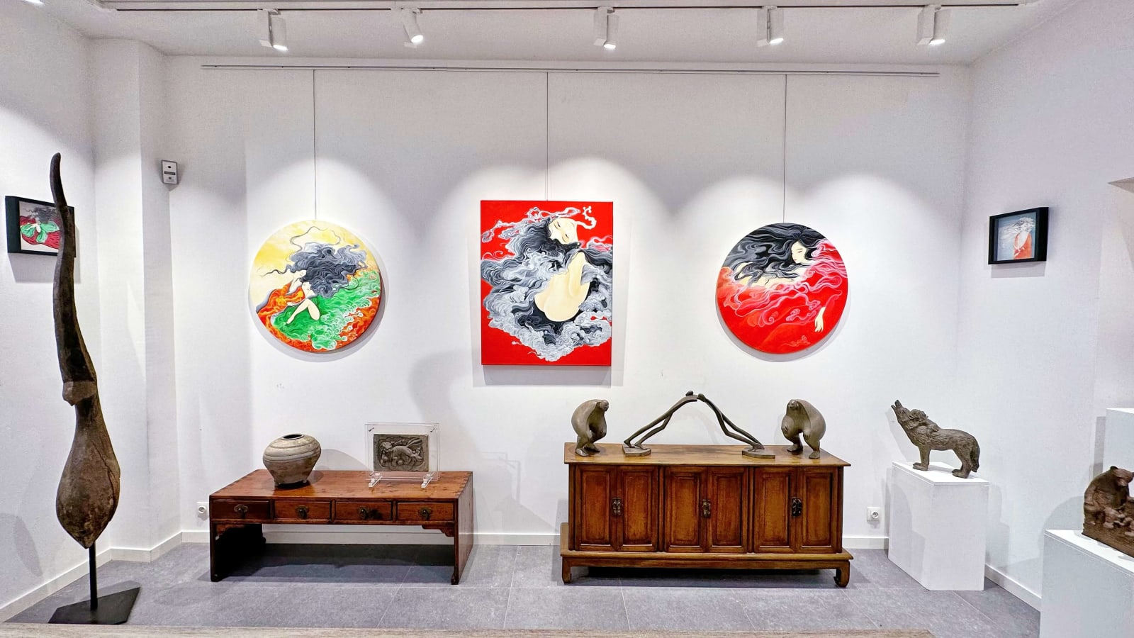 tweeling vlam wang jojo chinese ukiyo-e and yamato-e hedendaagse schilderkunst kleurrijk acryl schilderij mooie japanse vrouw in kimono's interieur ontwerper kunstgalerie art yi brussels hedendaagse bronzen sculptuur Isabel Miramontes en Chinees antiek