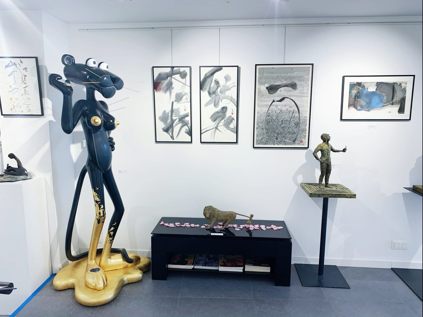 Liu Dongyao chinesische Kalligraphie Malerei japanische Kalligraphie Kunst Tuschekunst Tuschemalerei schwarz-weiß asiatische Kunstmalerei Art Yi Galerie Brüsseler Kunstgalerie