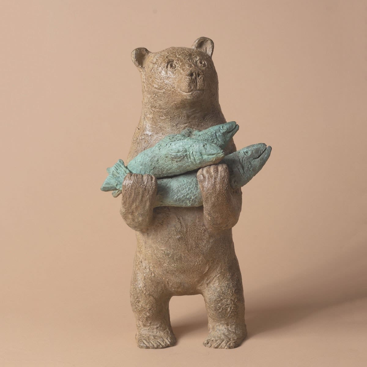 Un ours avec trois poissons Sophie Verger jolie sculpture ours sculpture animalière sculpture bronze un petit ours brun est si heureux de porter ses trois poissons Galerie Art Yi Galerie d'art de Bruxelles