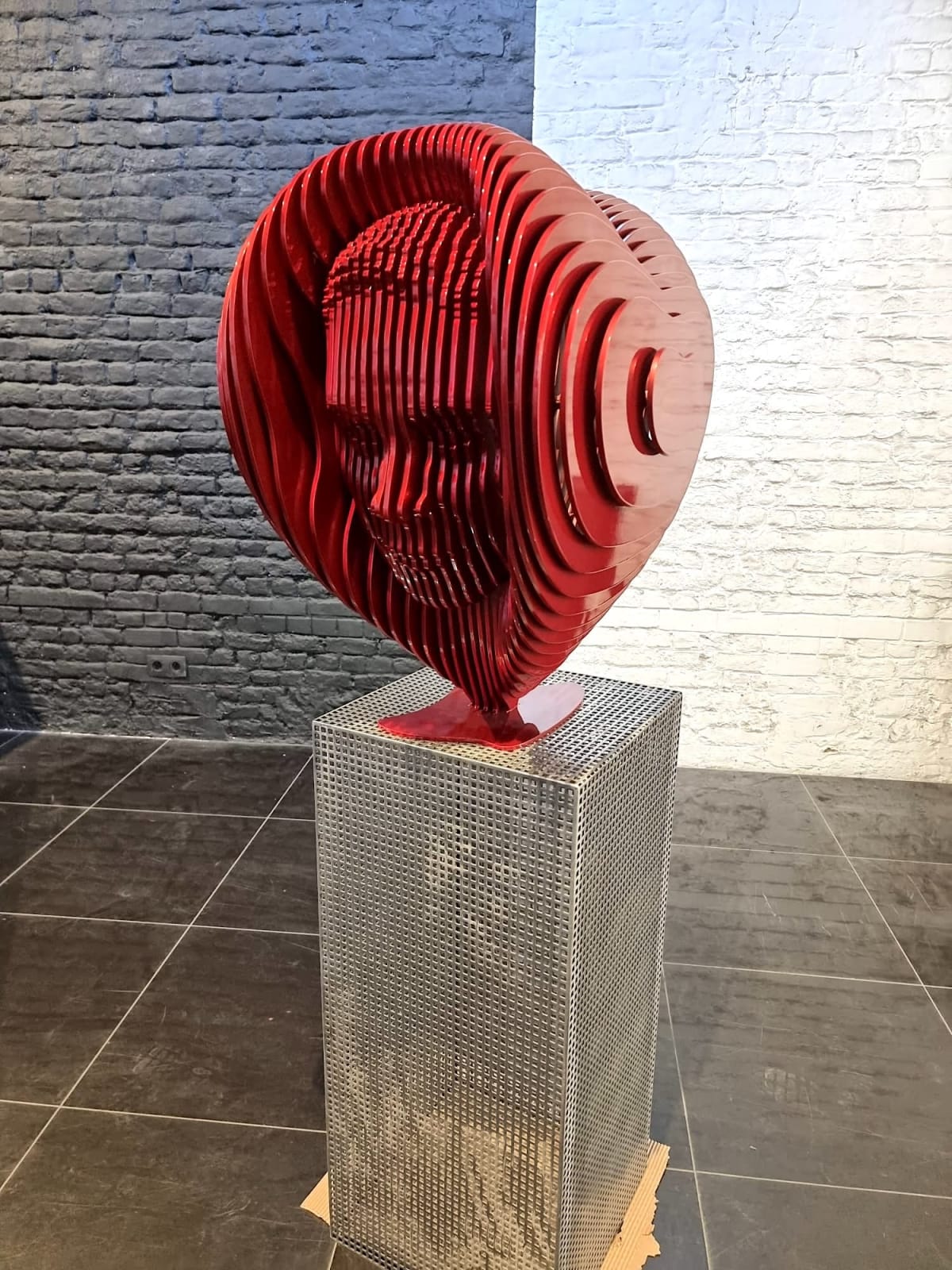 eros coeur rouge sculpture jean paul kala sculpture contemporaine sculpture de jardin art de jardin conception de jardin sculpture en aluminium design d'intérieur art de la maison Galerie Art Yi Galerie d'art de Bruxelles