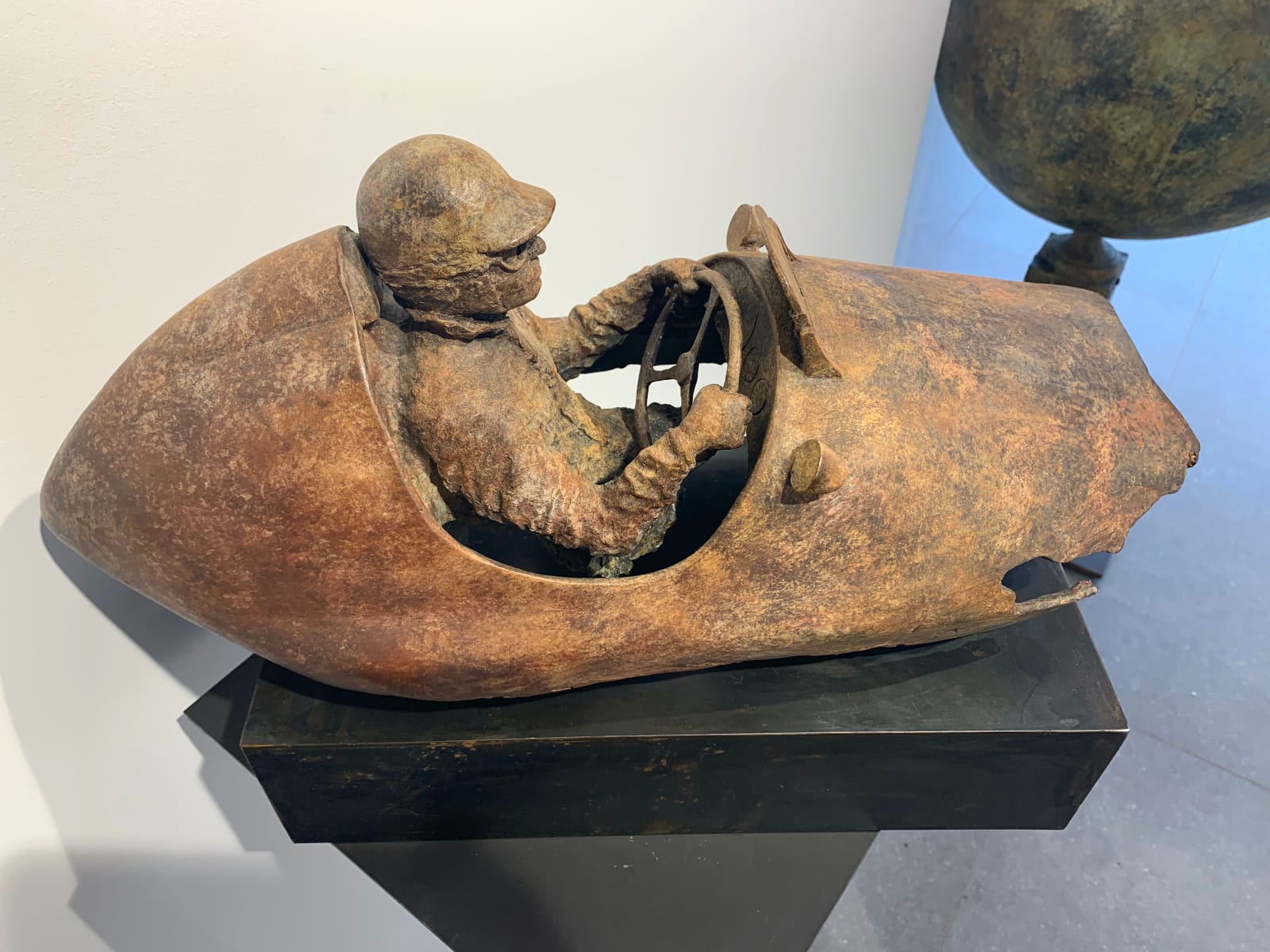 meester van de snelheid racewagen sculptuur van Lieven D'Haese een jongen bestuurt een racewagen hedendaagse sculptuur bronzen sculptuur Art Yi Gallery Brusselse kunstgalerie