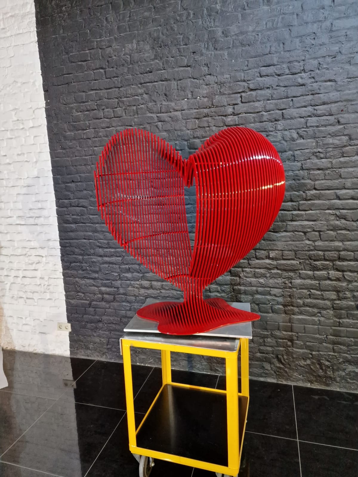 Amare sculpture de coeur jean paul kala sculpture contemporaine sculpture de coeur d'or sculpture en aluminium design d'intérieur art de la maison Galerie Art Yi Galerie d'art de Bruxelles