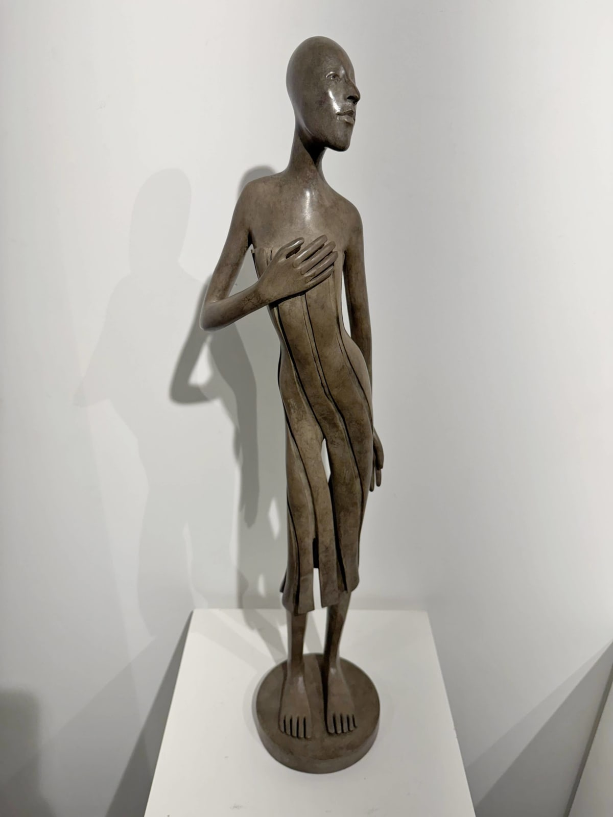 Callipyge woman sculpture of Isabel Miramontes contemporary sculpture bronze sculpture a beautiful woman in dress sculpture art sculpture collection Art Yi gallery Brussels art gallery