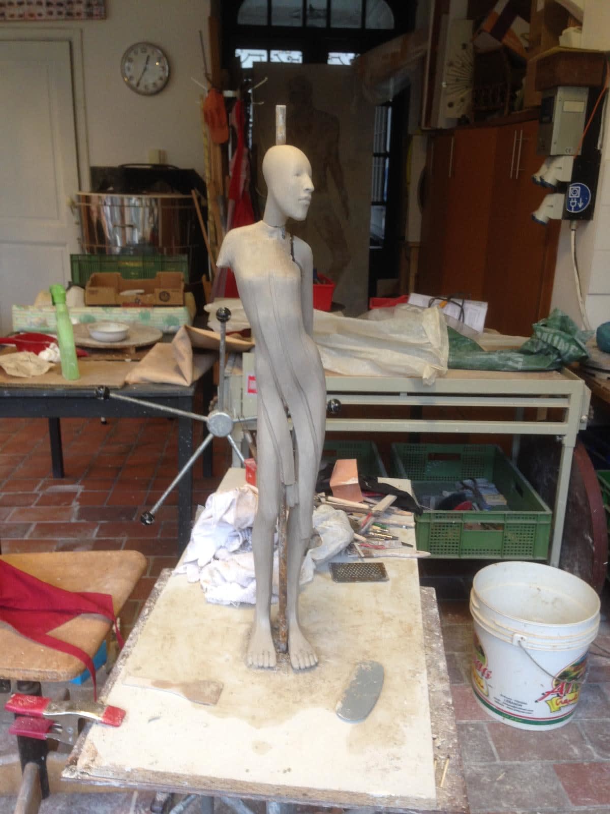 Callipyge-Frauenskulptur von Isabel Miramontes, zeitgenössische Skulptur, Bronzeskulptur, eine schöne Frau im Kleid, Skulptur, Kunst, Skulpturensammlung Art Yi-Galerie Brüsseler Kunstgalerie