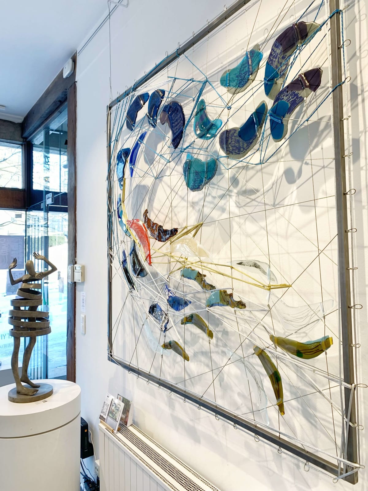 the story of water contemporary art wall installation glass art mixed media maison Fabienne Decornet interior design abstract art blue fishes swimming in the sea Art Yi Gallery Brussels art gallery