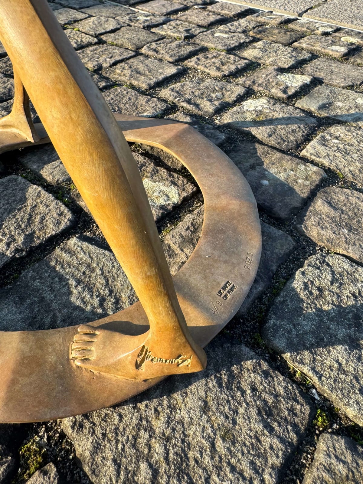 This new small sculpture “Primavera”, representing a spring dancer, is a contemporary abstract figurative bronze sculpture by Miramontes, exhibited at the Art Yi gallery in Brussels.