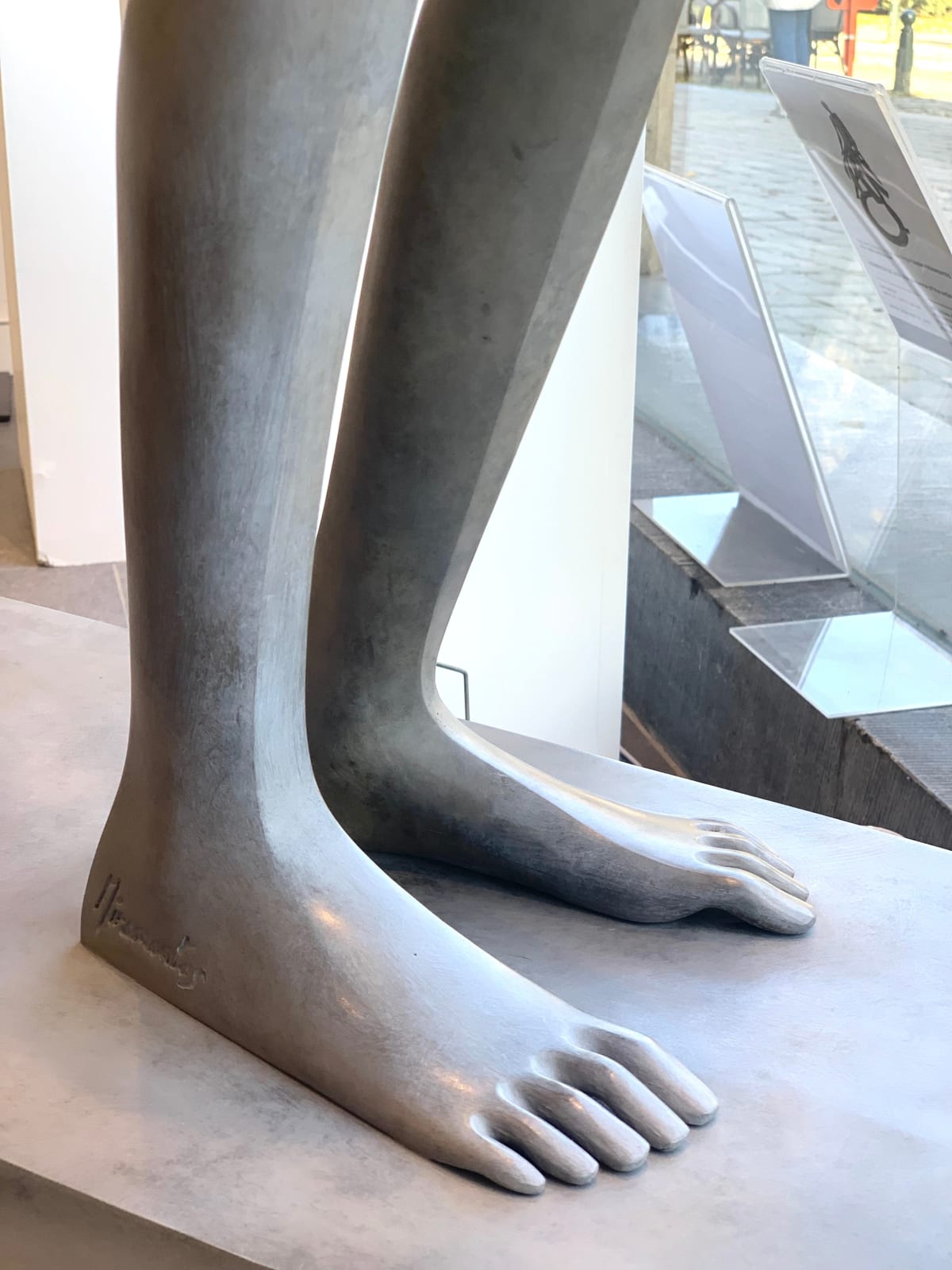 borigine bella ragazza su una barca bronzo contemporaneo scultura da giardino scultura monumentale isabel miramontes decorazione del giardino design piscina sedia arte yi galleria bruxelles