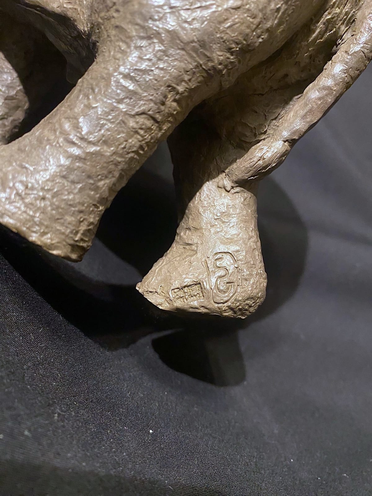 Sylvie Gaudissart Le baiser des éléphants sylvie debray Gaudissart sculpture animalière contemporaine en bronze deux éléphants amoureux jouent et s'embrassent avec le nez galerie d'art de bruxelles art belge yi