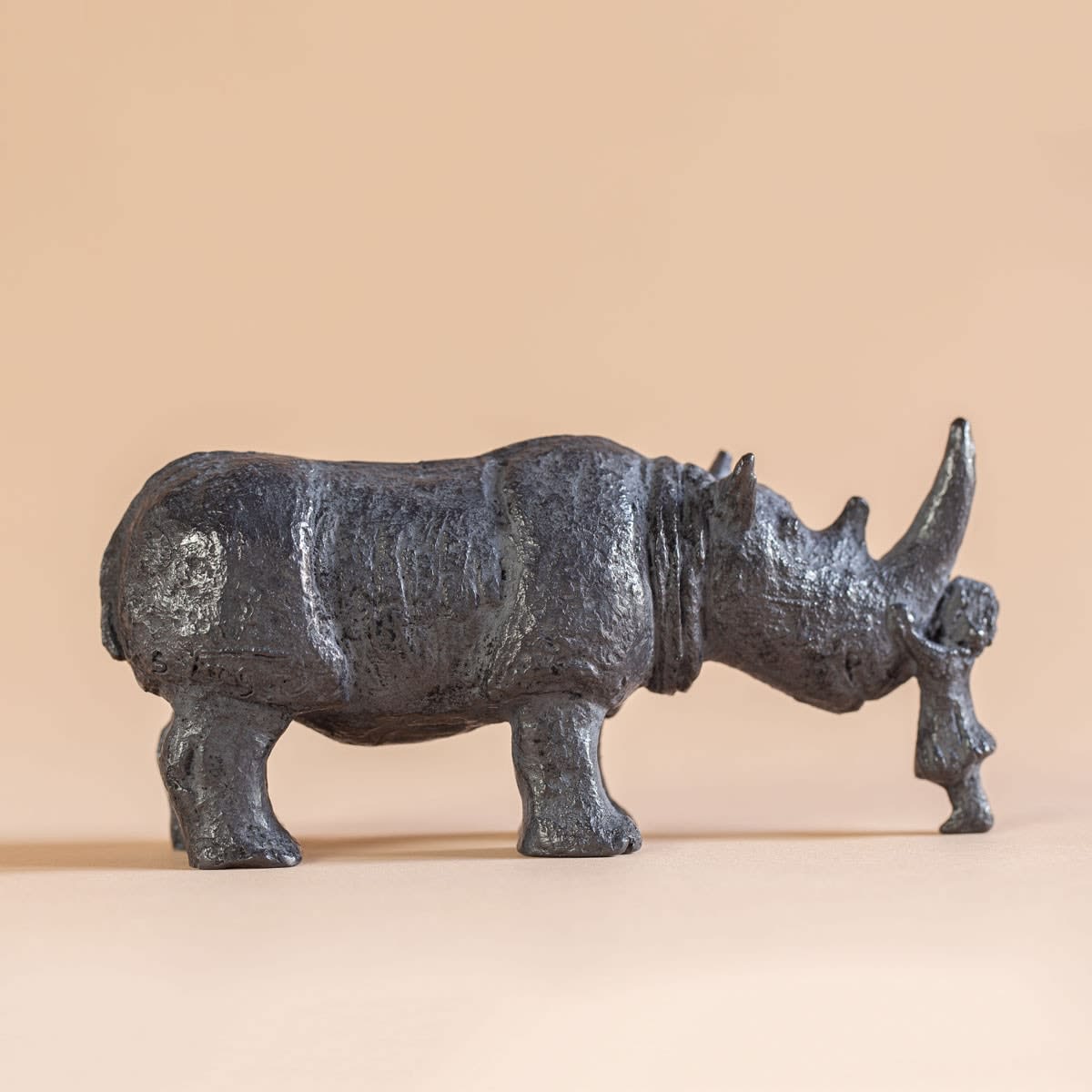 Ik en mijn neushoorn sculptuur kindersculptuur meisjessculptuur dierensculptuur bronzen sculptuur van Sophie Verger in Art Yi galerie in Brussel