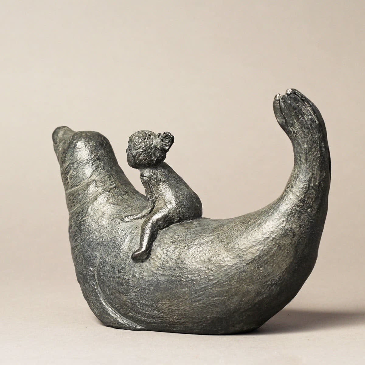 la petite baigneuse enfants mignons et adorable animal sculpture contemporaine sceau bronze sophie verger