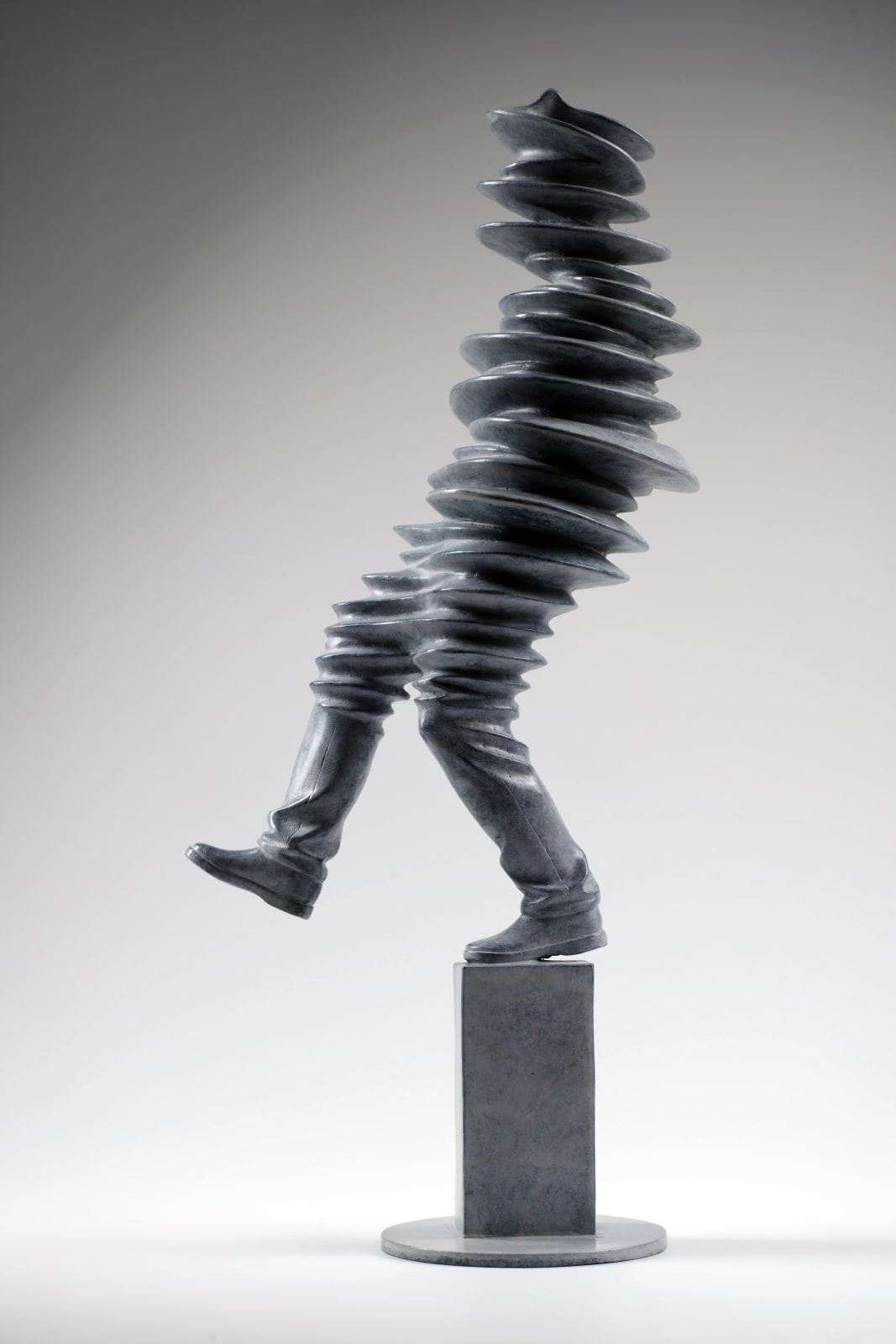 Walkman sculpture contemporaine Liang Binbin une sculpture en bronze gris clair représentant un homme marchant et sautant sous la pluie avec une ombre sculpture figurative Galerie Art Yi Galerie d'art de Bruxelles