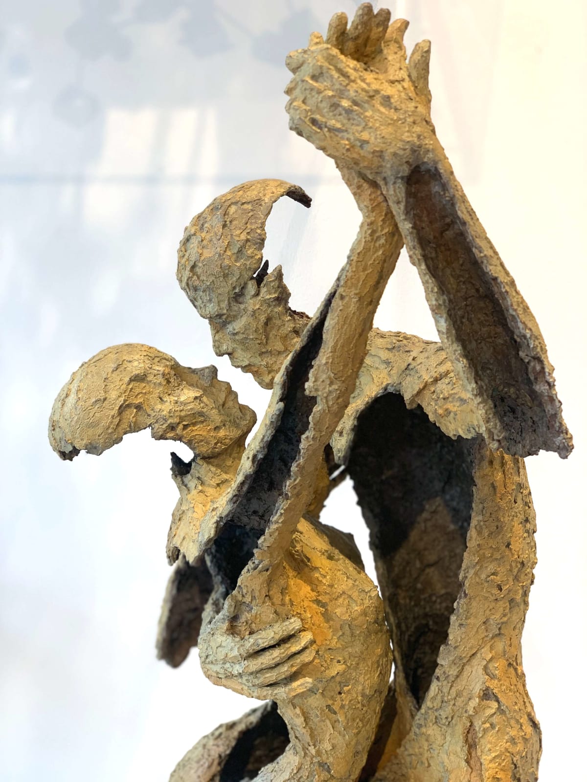 een verliefd stel danst tangosculptuur jacques van den abeele kunstgalerie in brussel