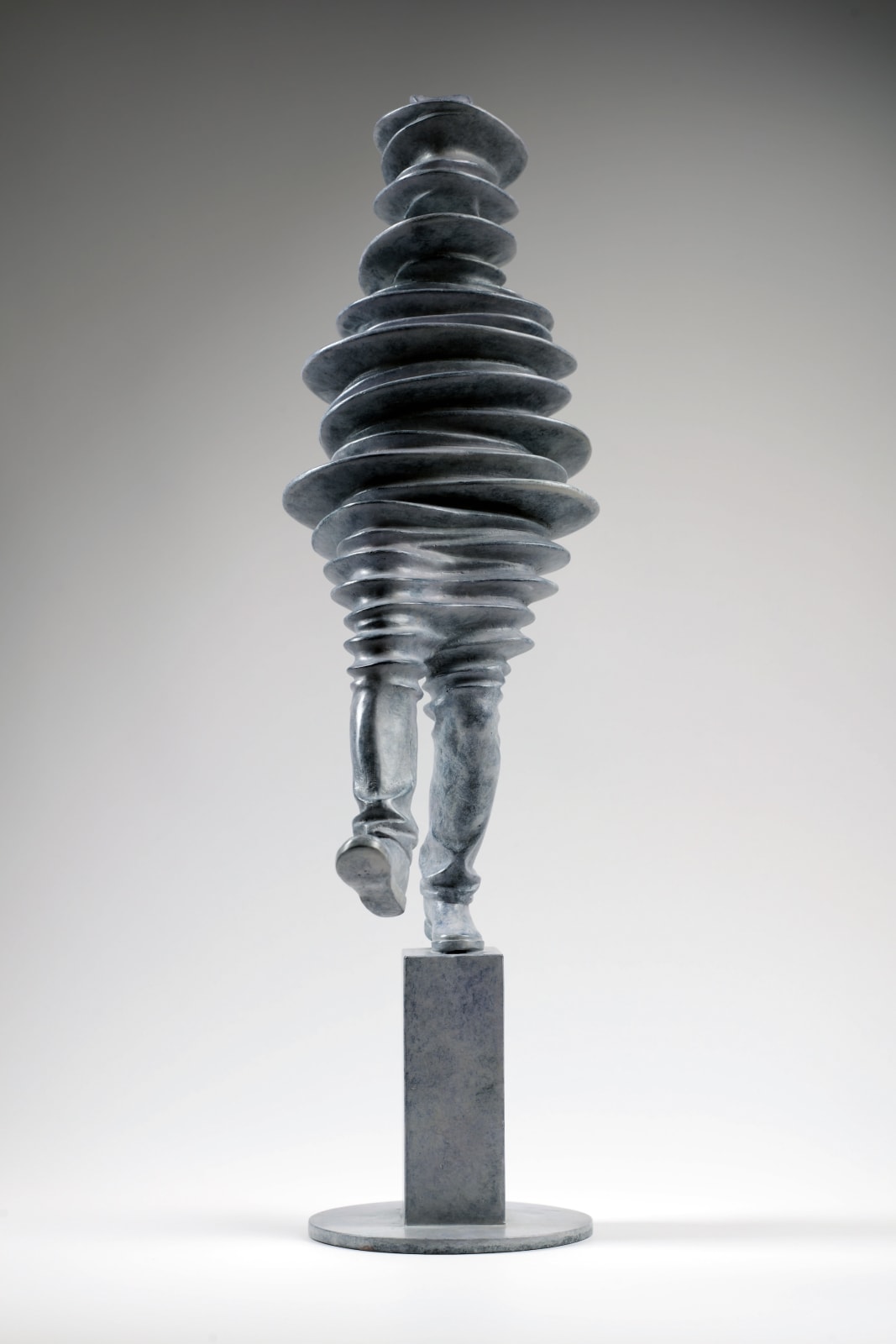 Walkman hedendaagse sculptuur Liang Binbin een lichtgrijs bronzen sculptuur van een man die loopt en springt in de regen met schaduw figuratieve sculptuur Art Yi-galerij Kunstgalerij in Brussel