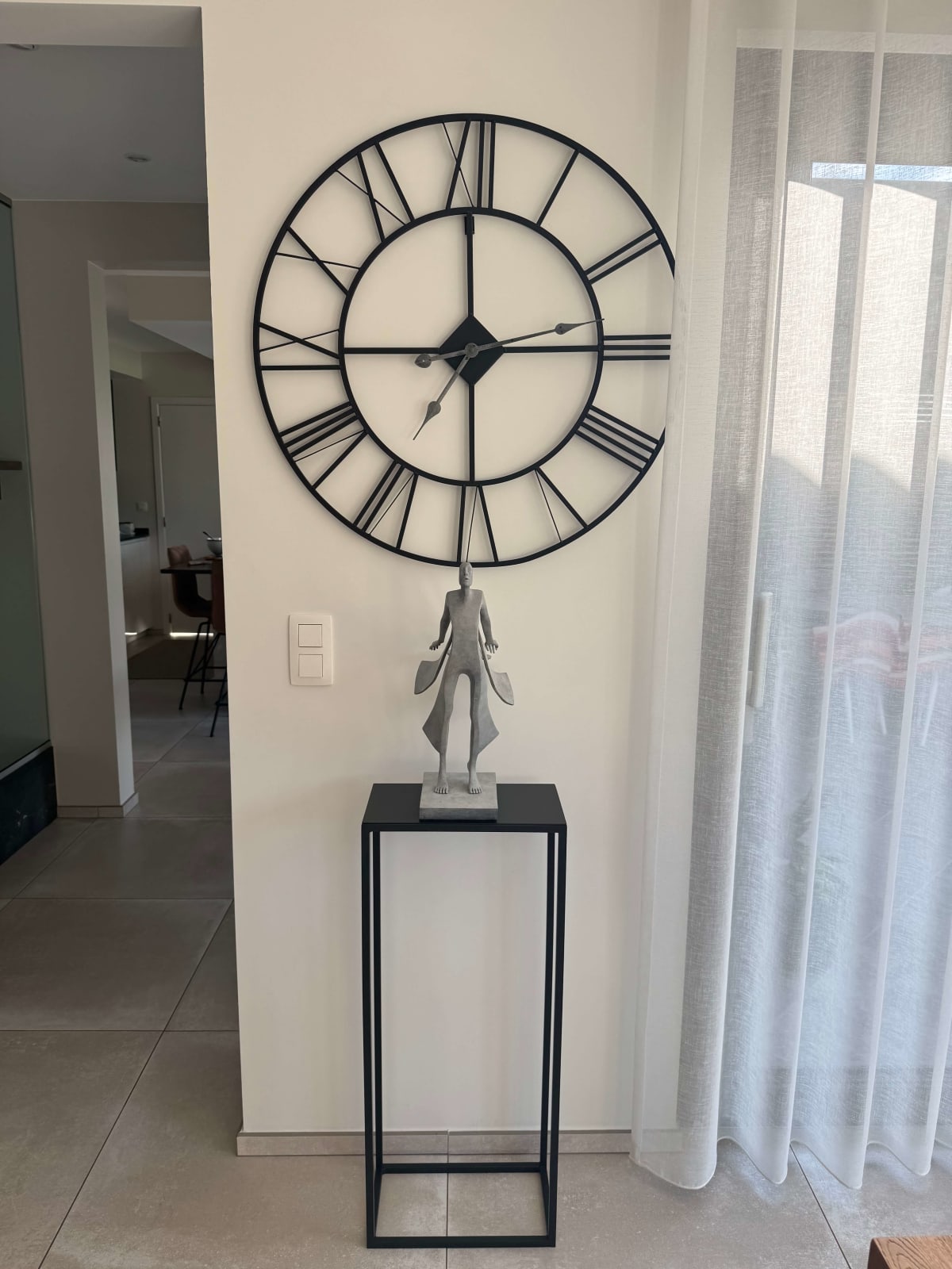 belofte nieuwe hedendaagse sculptuur van Isabel Miramonte bronzen sculptuur vrouwensculptuur moedersculptuur een vrouw in de wind voor een zee Art Yi-galerij Brusselse kunstgalerij