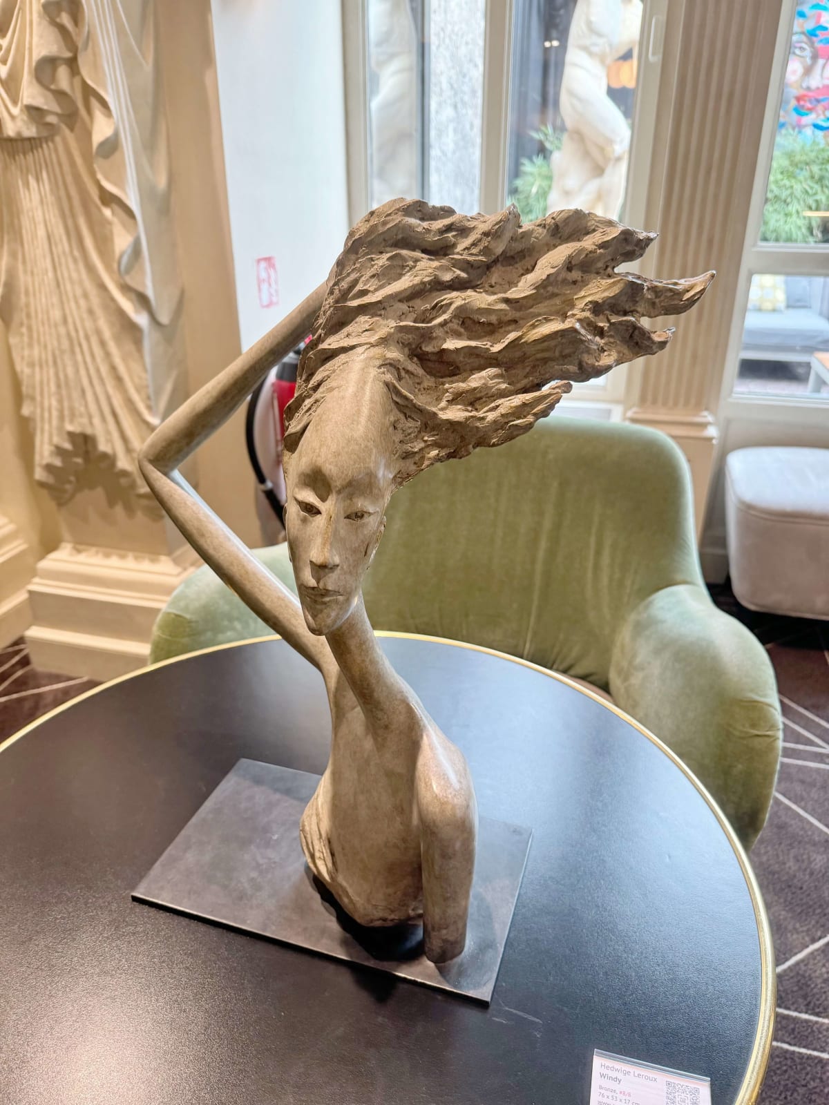 sculpture de femme venteuse Hedwige Leroux sculpture contemporaine sculpture en bronze femme aux cheveux soufflés dans le vent design d'intérieur à l'hôtel Barsey par Warwick Galerie Art Yi Galerie d'art de Bruxelles