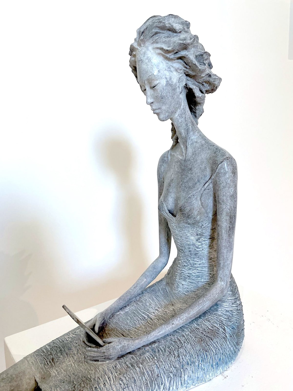 antwoord me hedwige leroux hedendaagse beeldhouwkunst bronzen kunst mooie en fijne vrouw kijkt op haar smartphone en wacht op antwoord art yi art gallery brussels