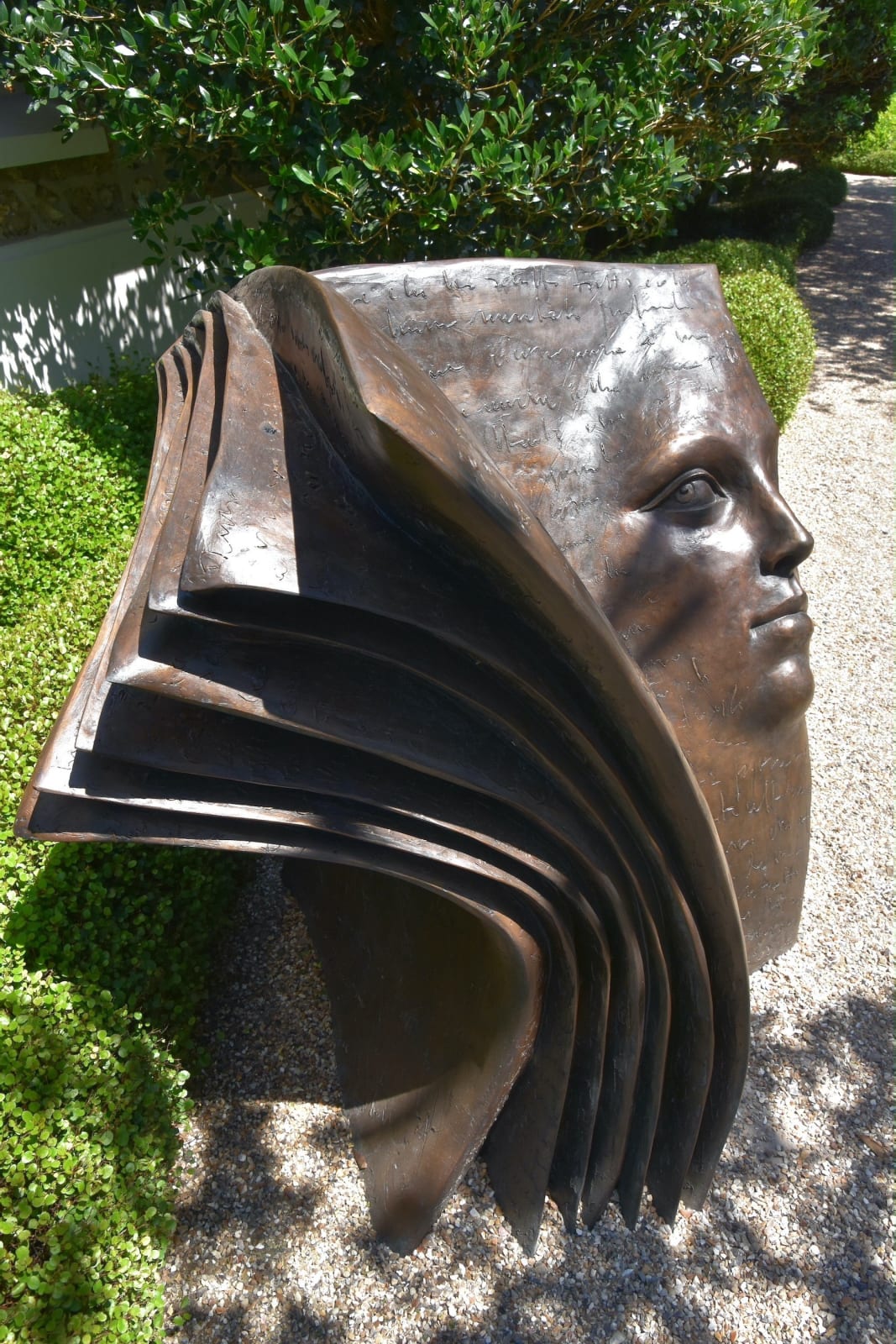 guardare avanti scultura bronzo contemporanea scultura viso scultura libro paola grizi scultura italiana giardino scultura arte yi galleria d'arte di bruxelles